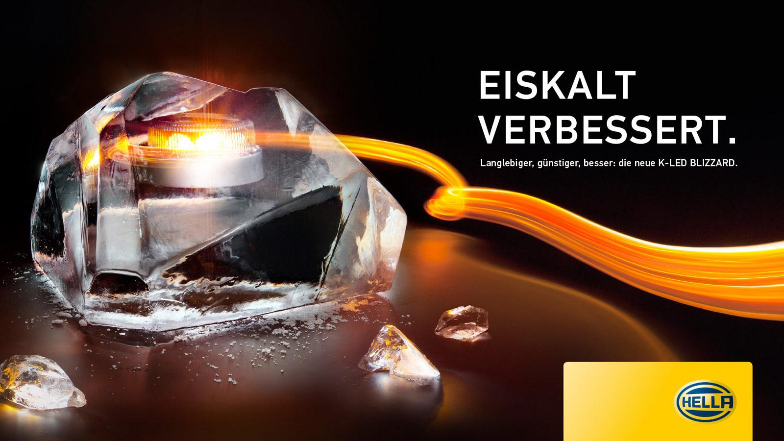 Werbemotiv: Teelicht in einem Eisblock mit orangefarbener Lichtspur, dazu der Text „Eiskalt verbessert.“ und das Hella-Logo