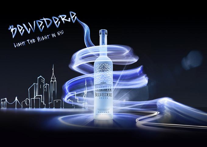 Wodkaflasche mit Lichtspirale und einer mit Licht gezeichneten Skyline, dazu der Schriftzug „Belvedere Light the Night in NY“