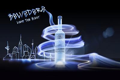 Wodkaflasche mit Lichtspirale und gezeichneter Skyline, dazu der Schriftzug „Belvedere Light the Night“