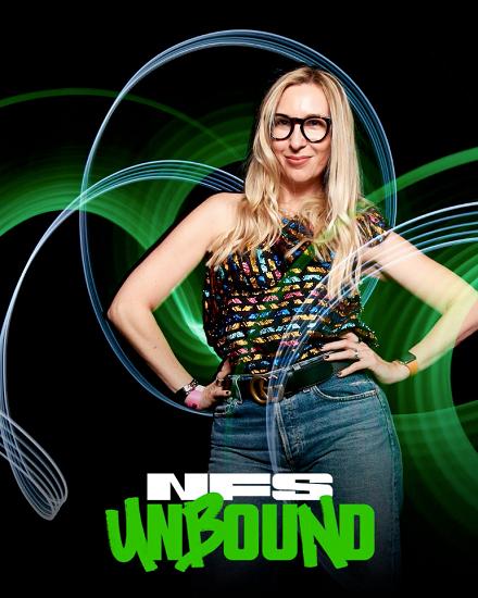 Frau mit Brille und Glitzeroberteil vor grünen und blauen Lichtschleifen, darunter das Logo „NFS Unbound“