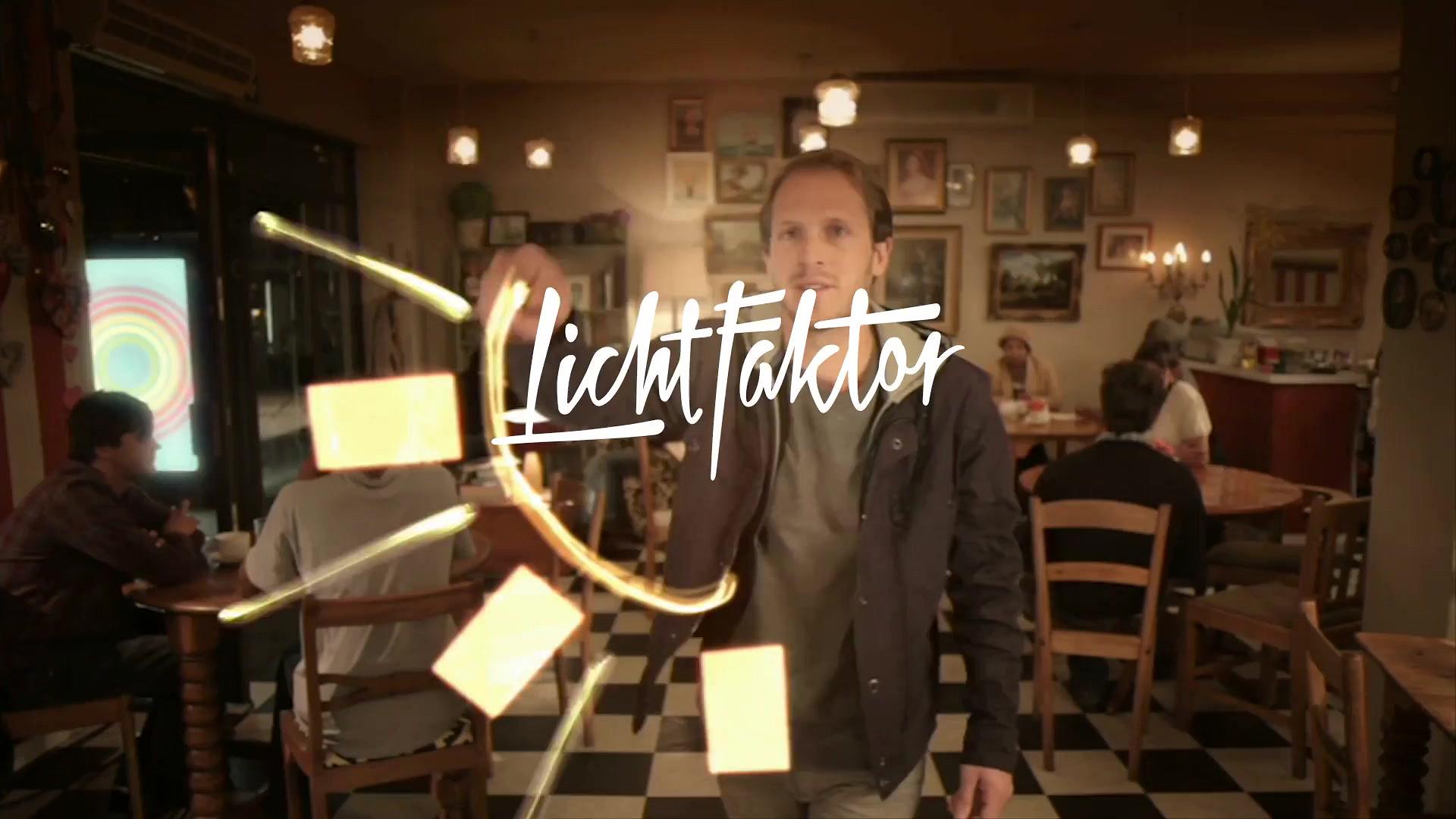 Mann zeichnet in einem Café mit Licht, im Bild der Schriftzug Lichtfaktor