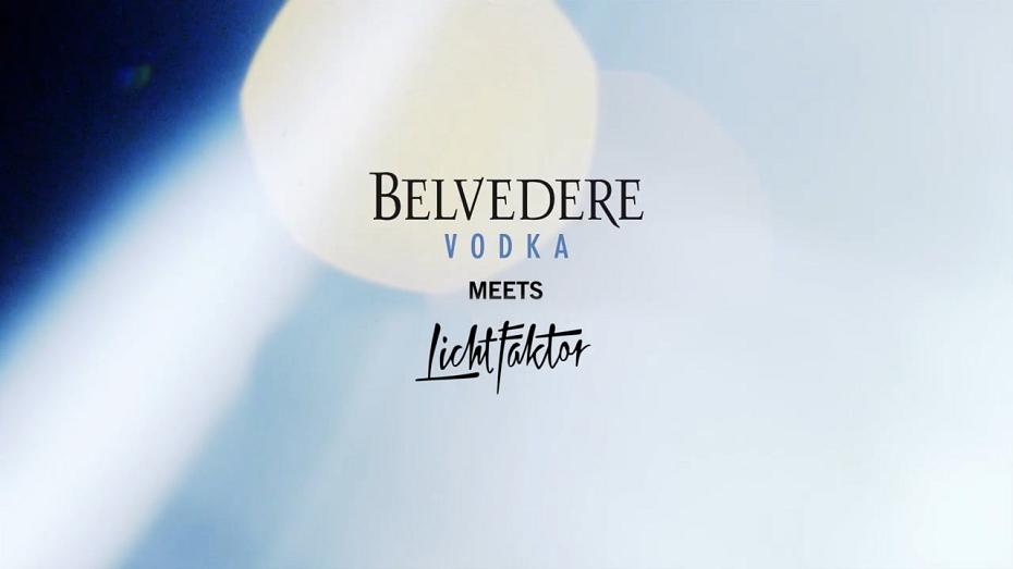 Titelbild mit dem Text „Belvedere Vodka meets Lichtfaktor“ vor hellblauem, unscharfem Hintergrund